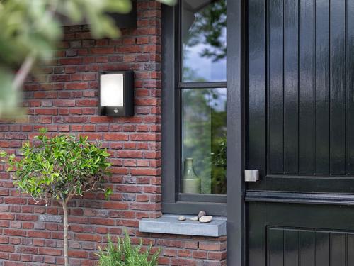 PHILIPS - Фасаден аплик със сензор  IP44 Arbour IR 16461/93/P3  4000K